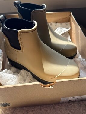 Ugg Droplet Tan Rain Ankle Boots
